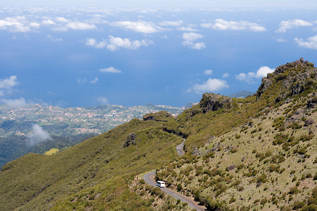 Bus auf Straße zum Berg Pico Ruivo mit Blick auf Santana, Achada do Teixeira, Madeira, Portugal