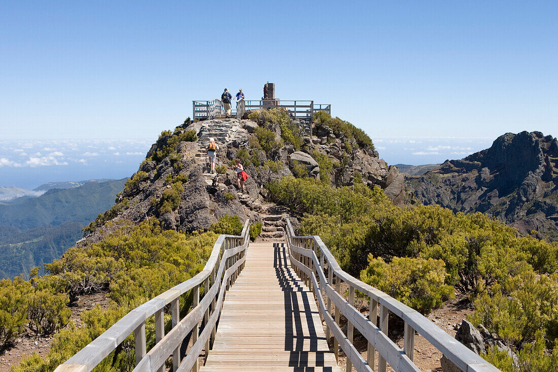Wanderer am Gipfel des Berg Pico Ruivo, Pico Ruivo, Madeira, Portugal