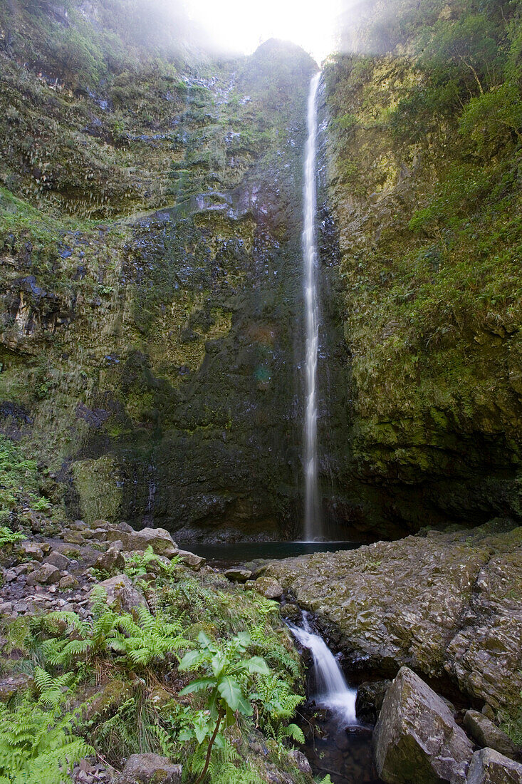 Wasserfall am Ende vom Levada do Caldeiro Verde Wanderpfad, Queimadas, Madeira, Portugal