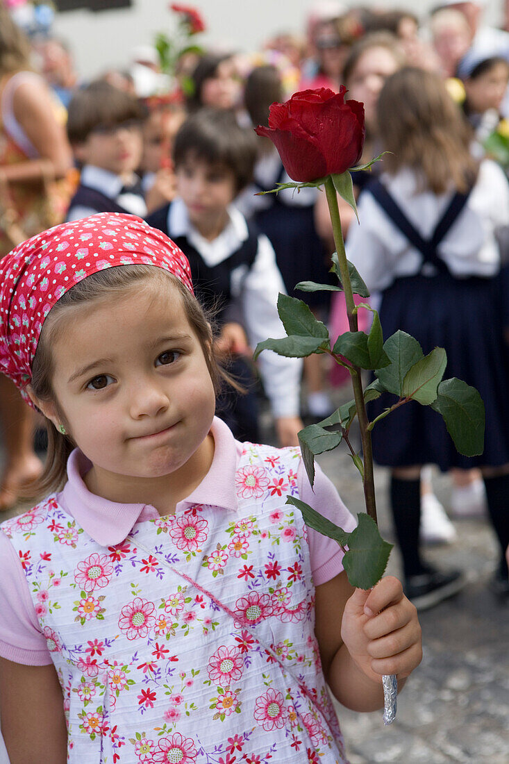 Mädchen mit Rose bei der Parade zum alljährlich stattfindenden Madeira Blumenfest, Funchal, Madeira, Portugal