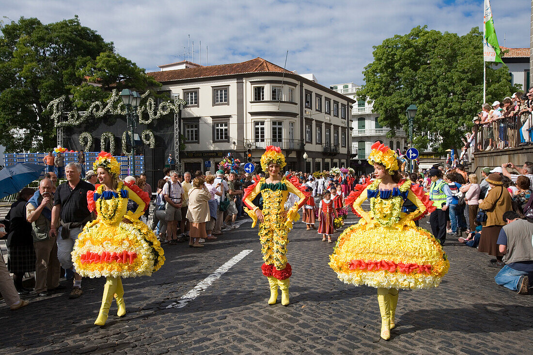 Mit Blumen geschmückte junge Frauen bei der Parade zum alljährlich stattfindenden Madeira Blumenfest, Funchal, Madeira, Portugal