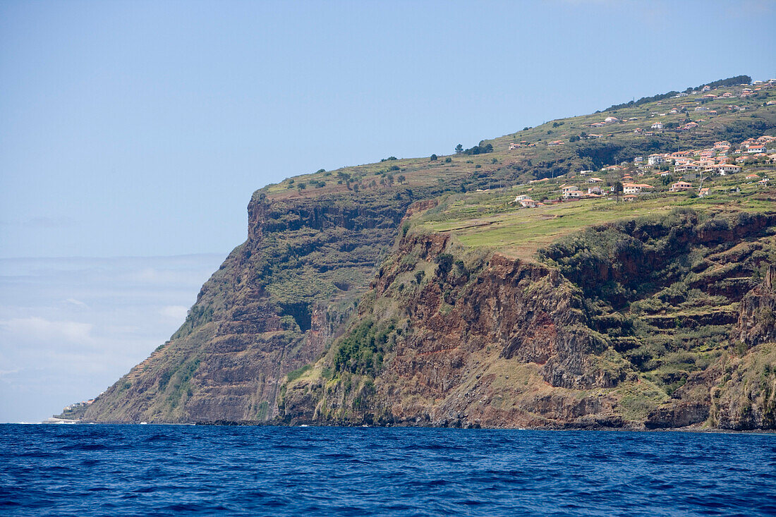 Blick vom Meer auf Küste mit Ortschaft, Calheta, Madeira, Portugal