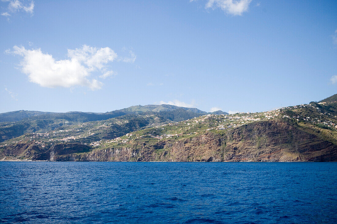 Blick vom Meer auf Küste, nahe Ribeira Brava, Madeira, Portugal