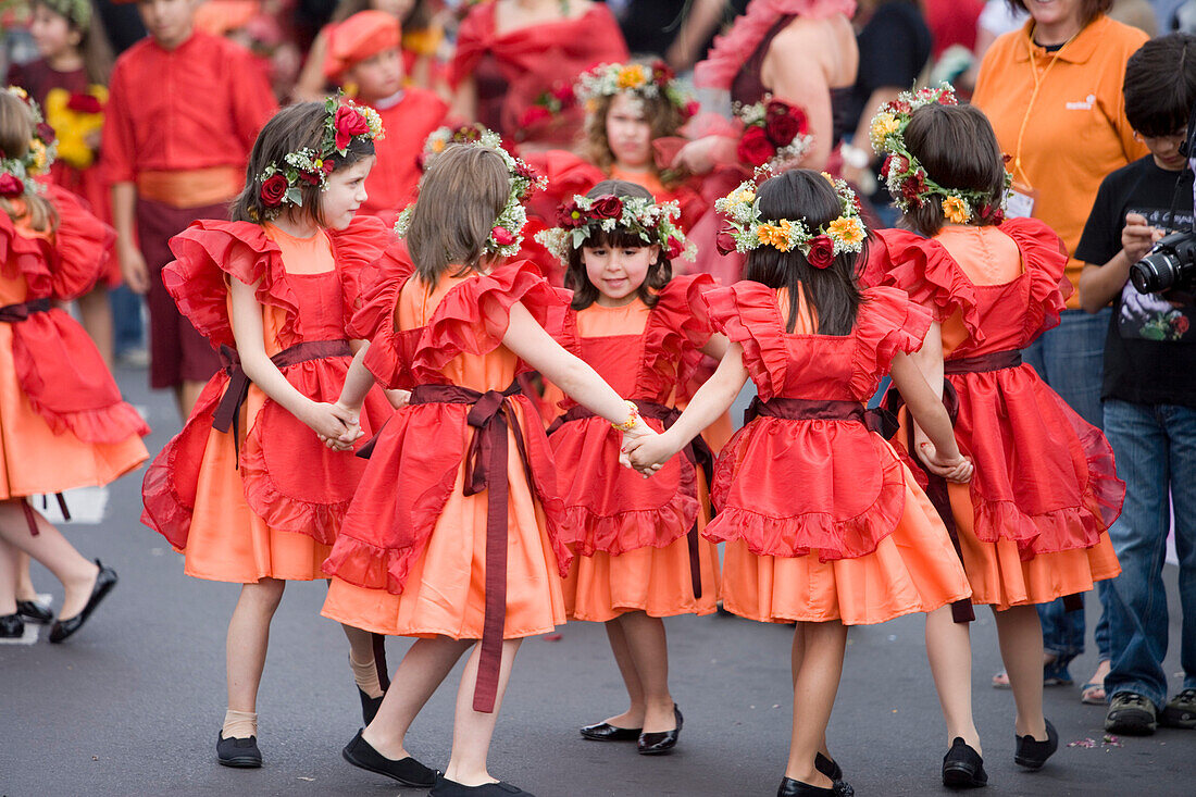 Tanzende Kinder bei der Parade zum alljährlich stattfindenden Madeira Blumenfest, Funchal, Madeira, Portugal
