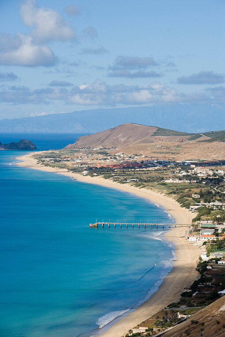 Blick von Portela auf Porto Santo Strand und Ortschaft, Vila Baleira, Porto Santo, nahe Madeira, Portugal