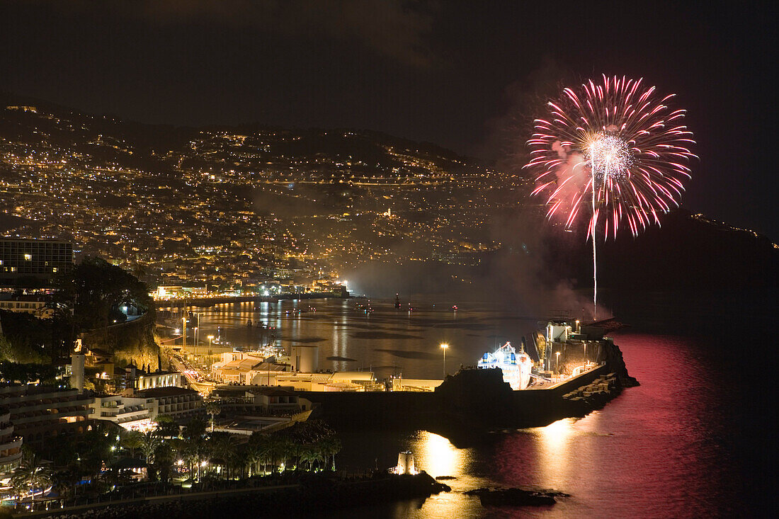 Feuerwerk über Hafen, Blick vom Reid's Palace Hotel, Funchal, Madeira, Portugal