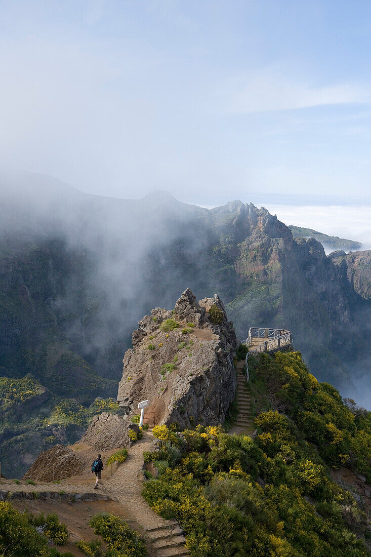 Blick vom Wanderpfad zwischen den Bergen Pico do Arieiro und Pico Ruivo, Pico do Arieiro, Madeira, Portugal