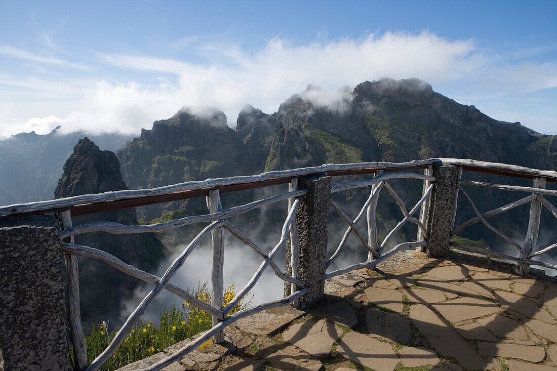 Aussichtsplattform am Wanderpfad zwischen den Bergen Pico do Arieiro und Pico Ruivo, Pico do Arieiro, Madeira, Portugal