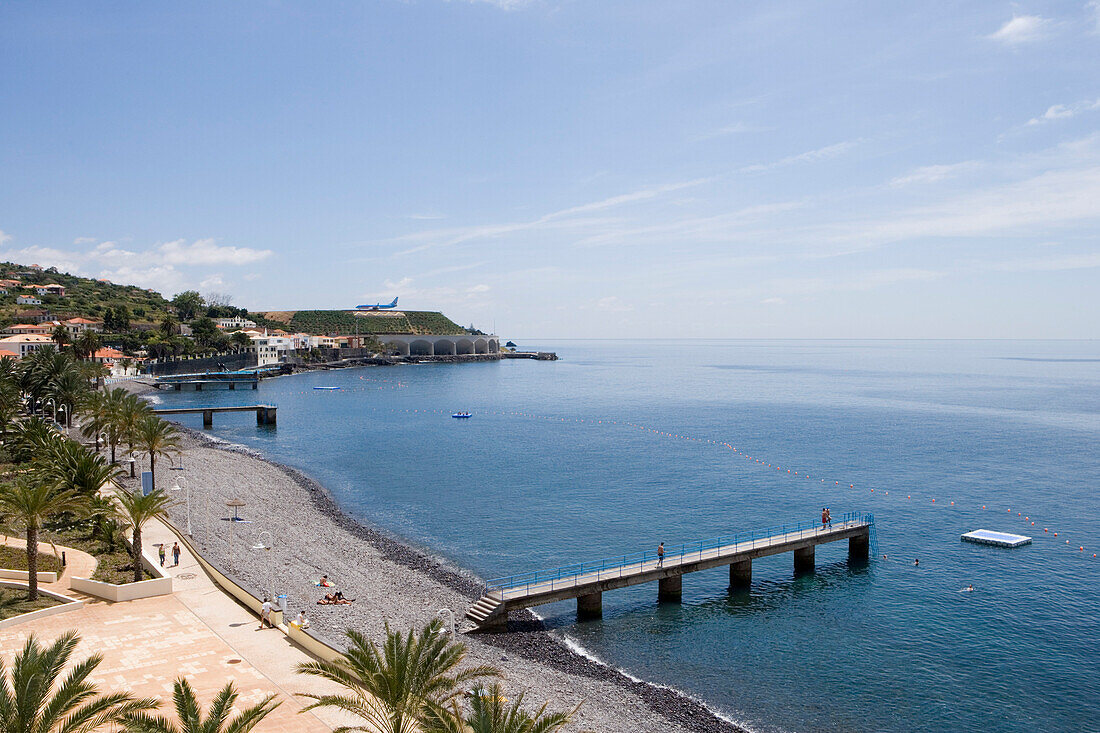 Strand, Steg und Landebahn vom Flughafen, Santa Cruz, Madeira, Portugal