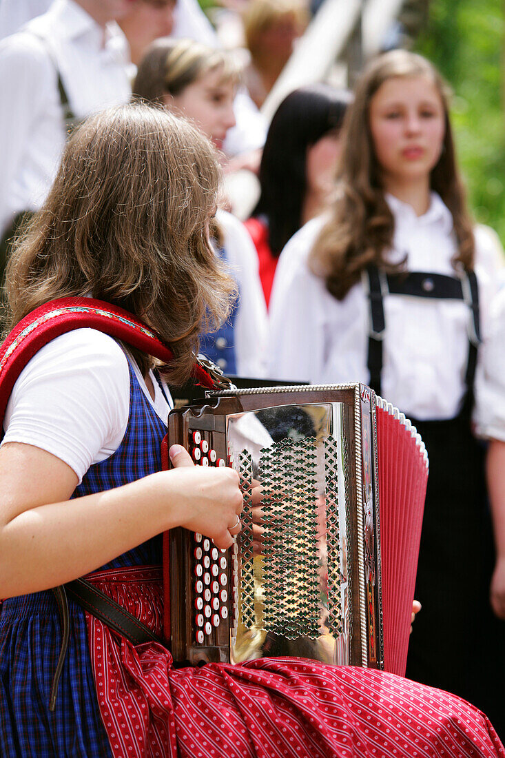 Frau spielt Harmonika, Steiermark, Österreich