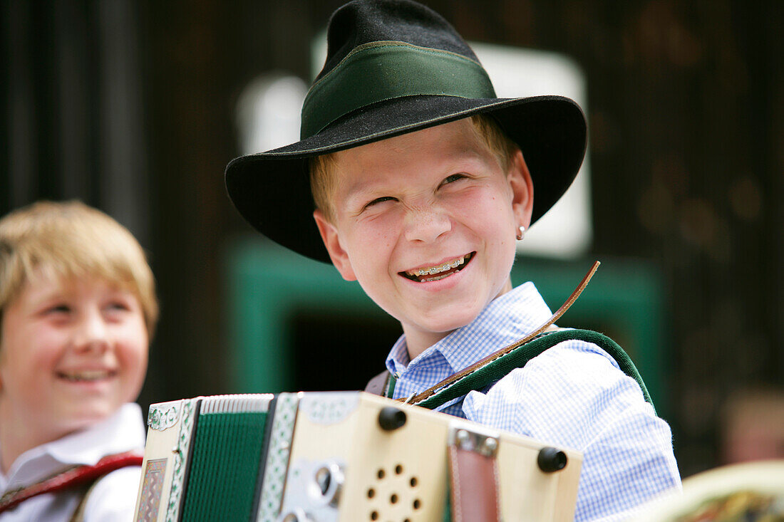 Junge spielt Harmonika, Steiermark, Österreich