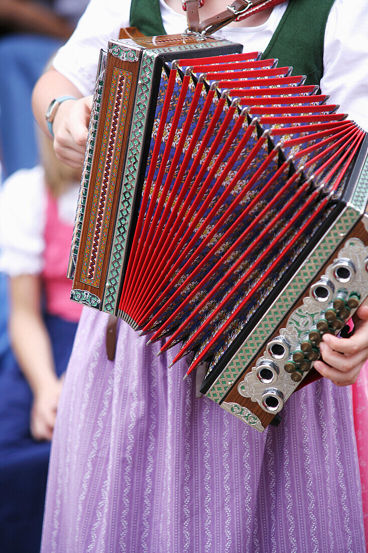 Frau spielt Harmonika, Steiermark, Österreich