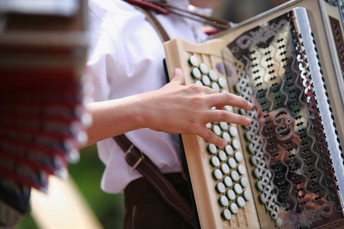 Junge spielt Harmonika, Steiermark, Österreich