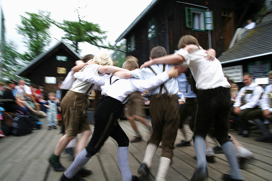 Jungen in Tracht tanzen, Steiermark, Österreich