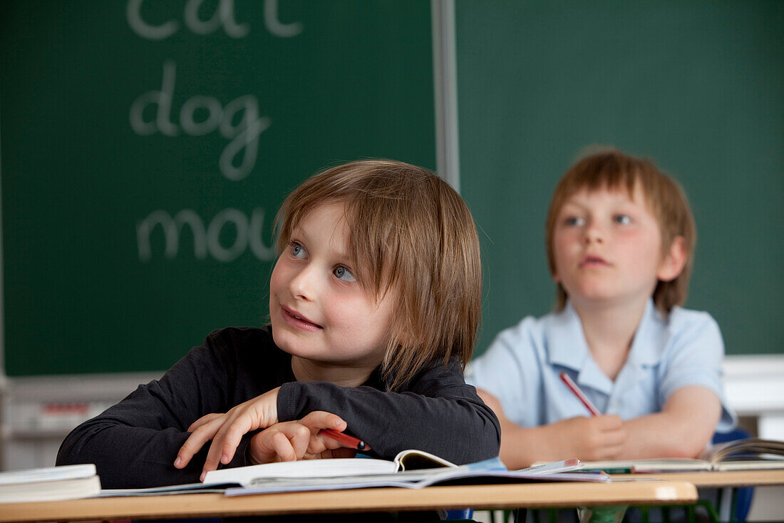 Zwei Schüler im Unterricht, Hamburg, Deutschland