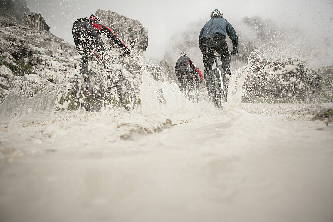 Mountainbiker bei den Drei Zinnen, Dolomiten, Venetien, Italien