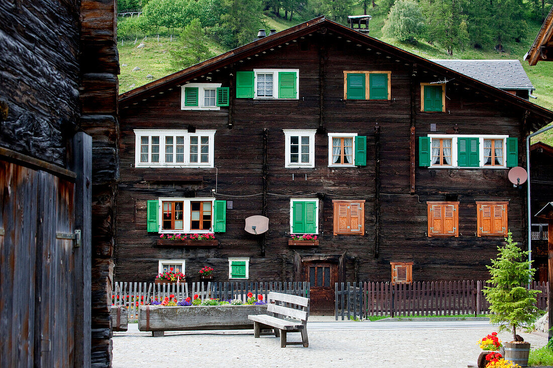 Haus aus Lärchenholz, Ulrichen, Kanton Wallis, Schweiz