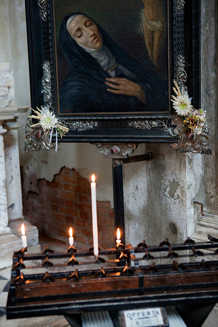 Opferstock mit Kerzen in einer Kirche, Venedig, Venetien, Italien, Europa