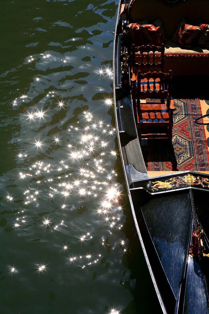 Blick auf menschenleere Gondel auf dem Canale Grande, Venedig, Venetien, Italien, Europa