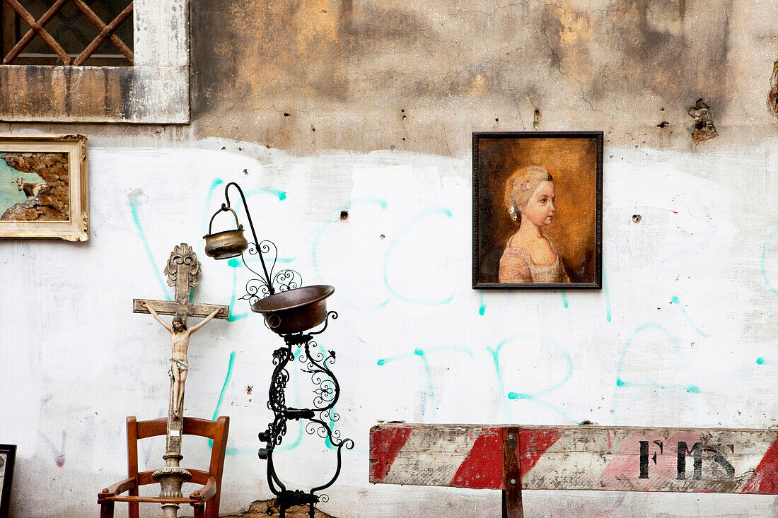 Antikmarkt, vereinzelte Antiquitäten vor einer Hauswand, Venedig, Venetien, Italien, Europa