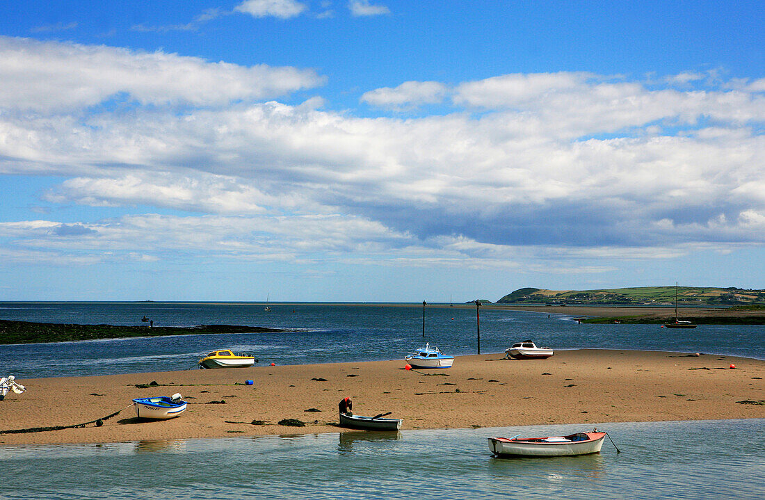 Fischerboote an einem einsamen Strand, County Waterford, Südküste, Irland, Europa