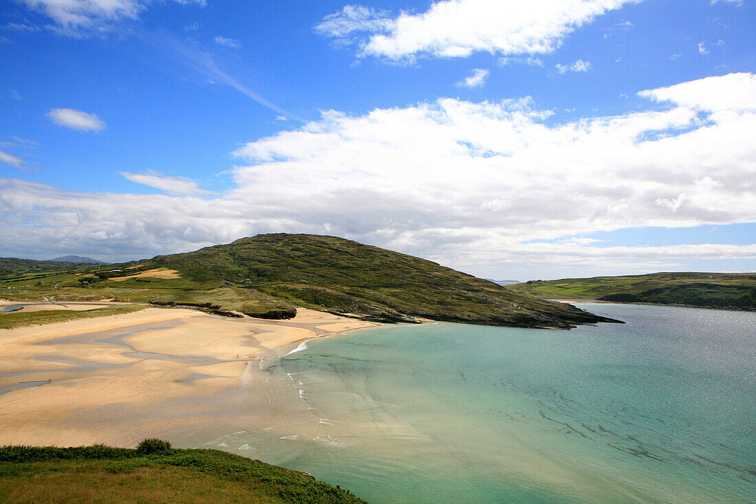 Blick auf Sandstrand unter Wolkenhimmel, Barleycove Beach, Mizen Head Halbinsel, County Cork, Suedwestkueste, Irland, Europa