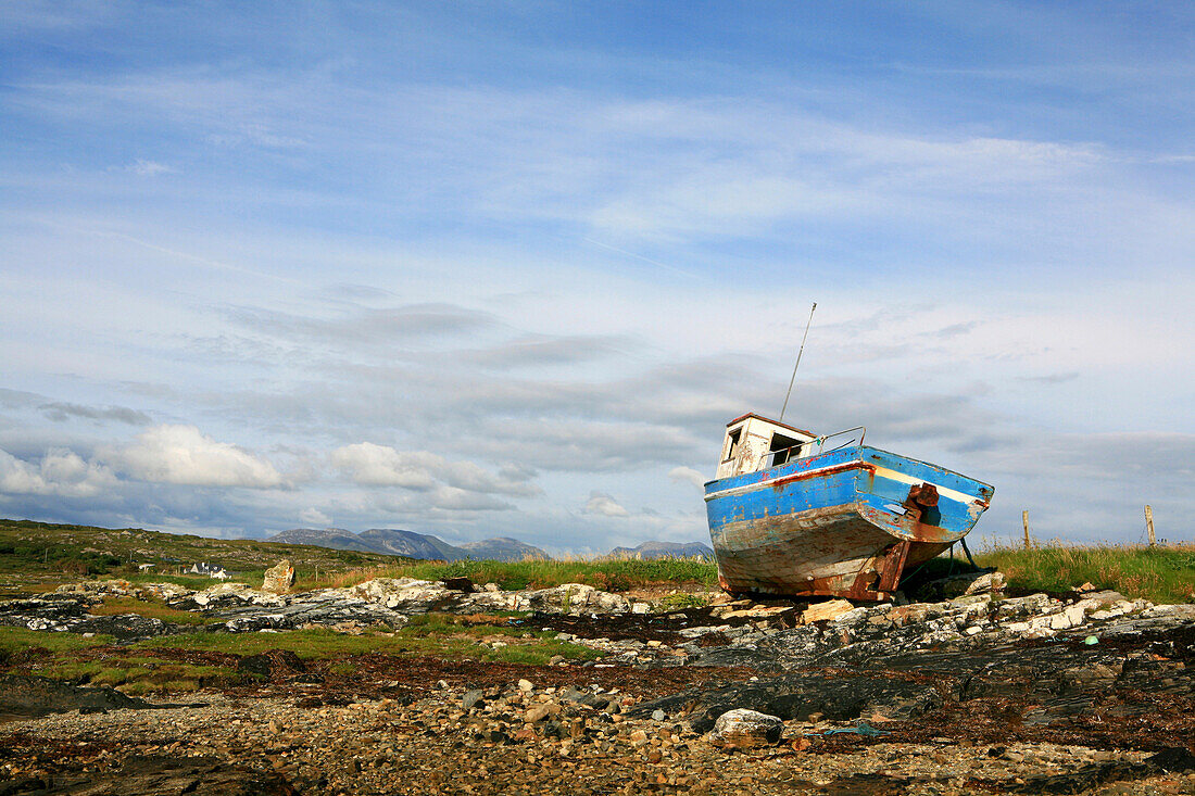 Schiffswrack an der Küste mit den Twelve Pins im Hintergrund, Connemara, County Galway, Westküste, Irland, Europa