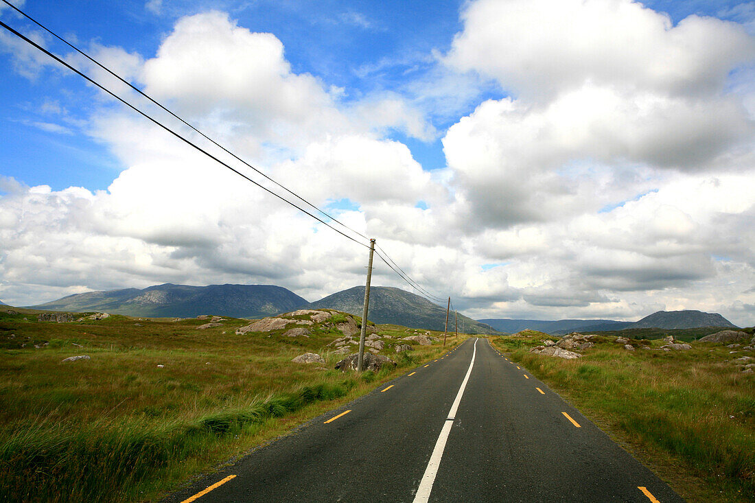 Strasse durch die Moorlandschaft des Connemara Nationalpark mit den Twelve Pins im Hintergrund, Connemara, County Galway, Westkueste, Irland, Europa