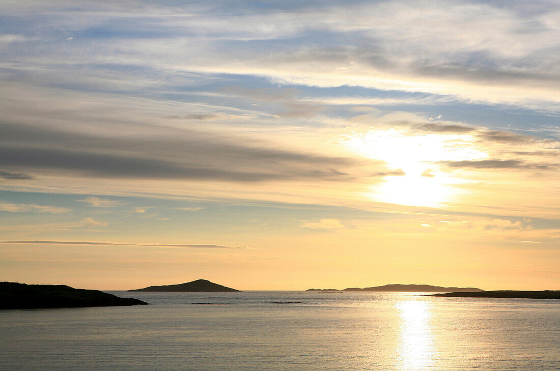 Sonnenuntergang über der Clifden Bay, Connemara, County Galway, Westküste, Irland, Europa