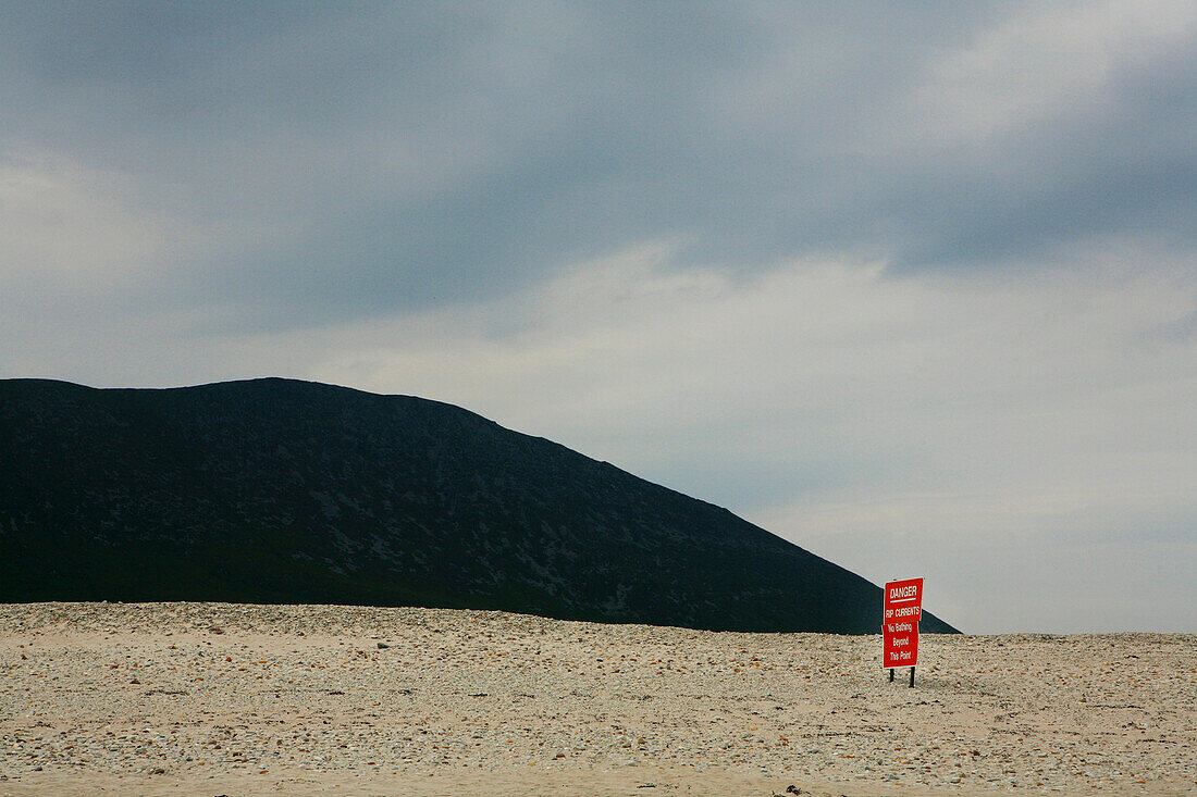 Rotes Verbotsschild am Strand unter grauen Wolken, Keel, Achill Island, County Mayo, Westküste, Irland, Europa