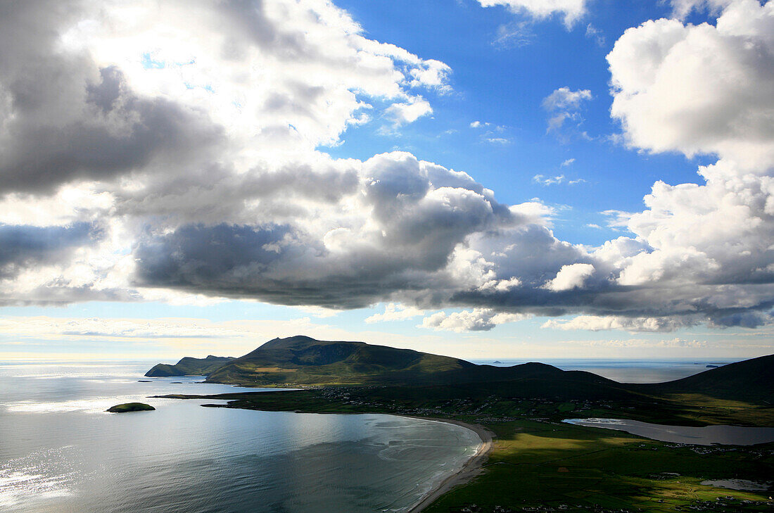 Blick auf Keel und Achill Head unter Wolkenhimmel, Achill Island, County Mayo, Westkueste, Irland, Europa