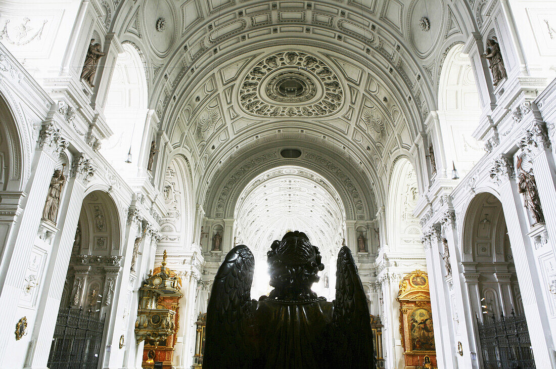Statue Erzengel Michael, Jesuitenkirche St. Michael, München, Bayern, Deutschland