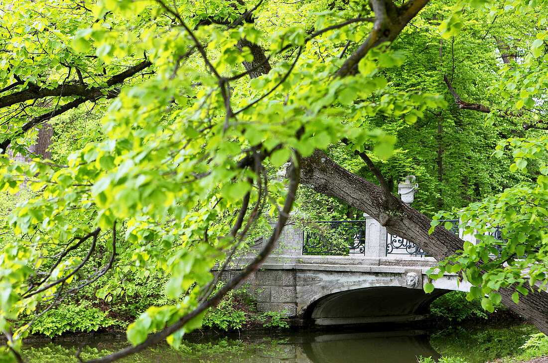 Brücke im Schlosspark Nymphenburg, München, Bayern, Deutschland