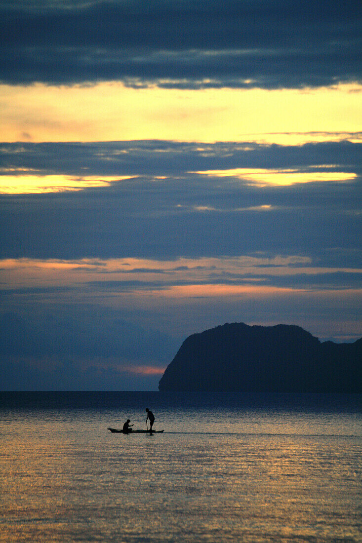 Fischer in der Corong-Corong Bay bei Sonnenuntergang, El Nido, Palawan, Philippinen, Asien