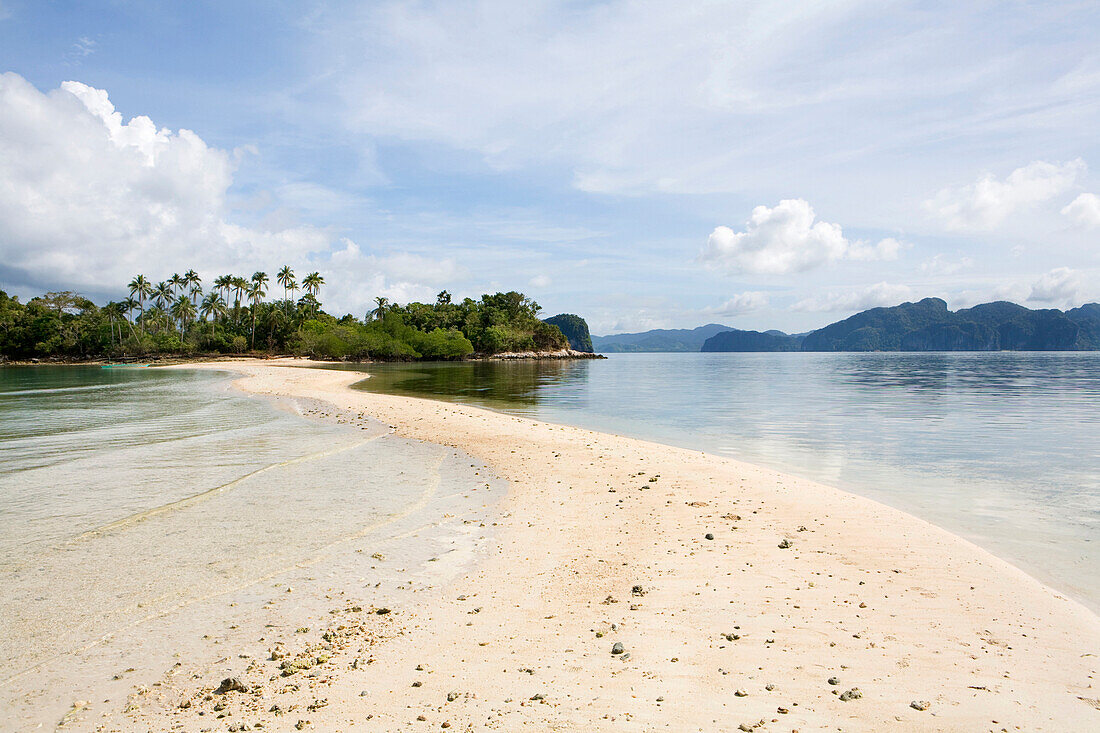 Menschenleerer Sandstrand auf Snake Island unter Wolkenhimmel, Bacuit-Archipel, El Nido, Palawan, Philippinen, Asien