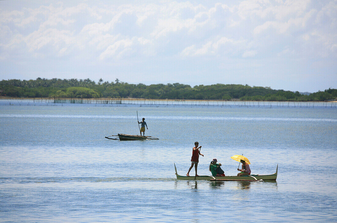 Einheimische in traditionellen Auslegerbooten, Bantayan, Cebu, Visayas, Philippinen, Asien