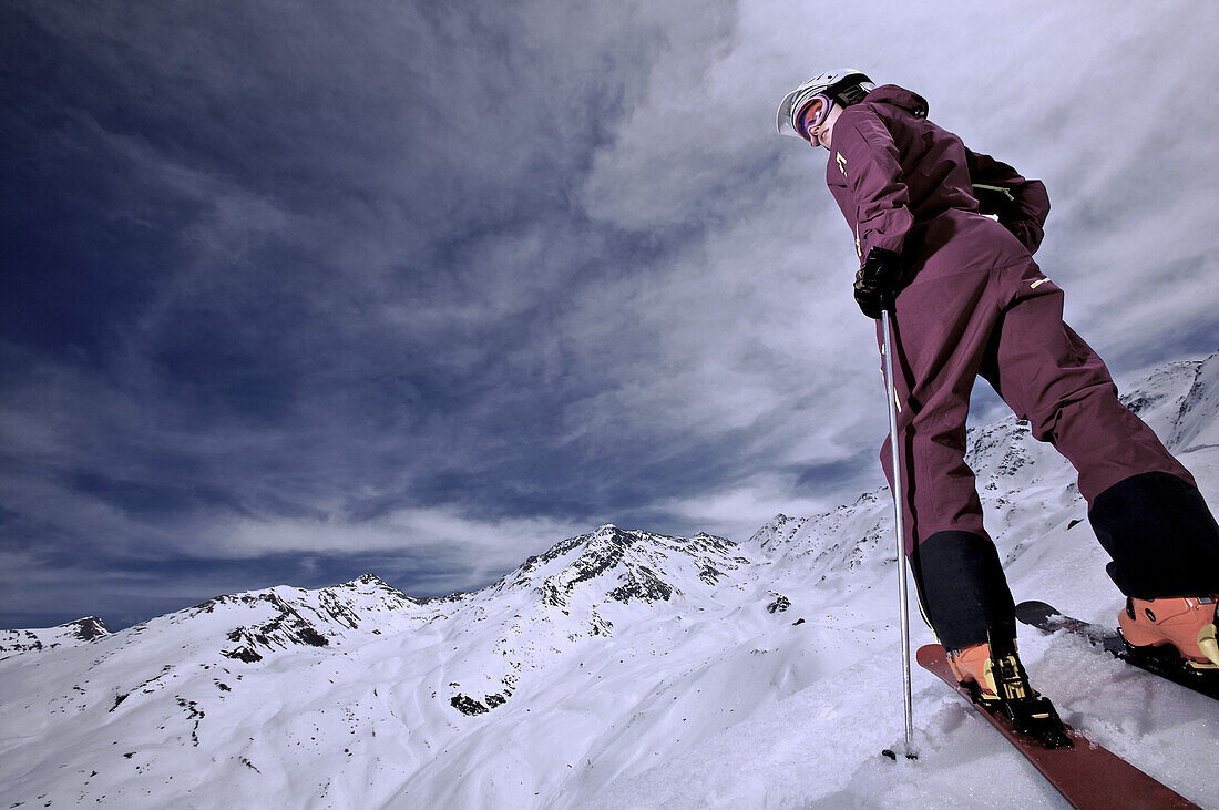 Skifahrerin steht am Berghang, Kappl, Tirol, Österreich