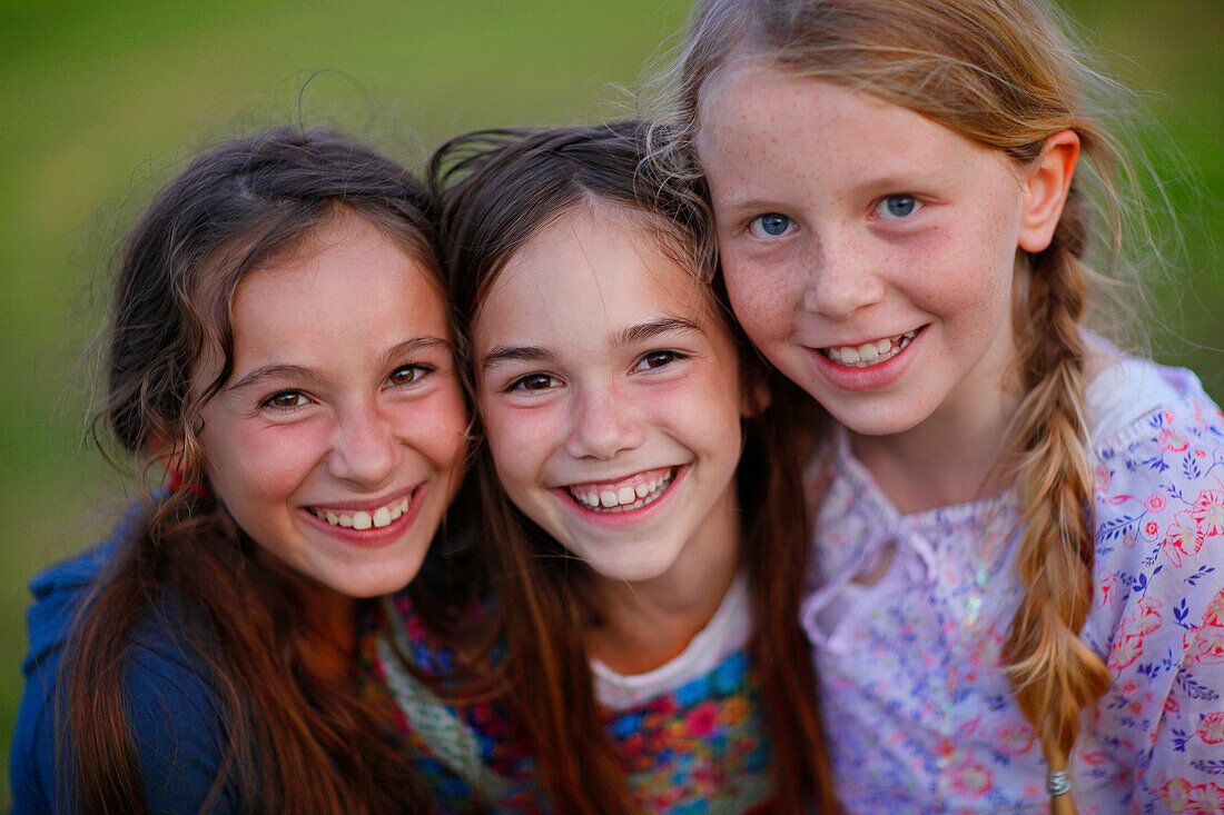 Drei Mädchen lachen in die Kamera, Münsing, Bayern, Deutschland