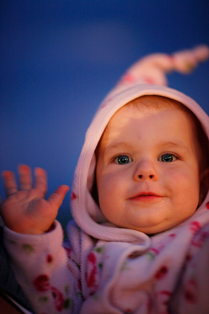 Baby (6-11 Monate) lächelt, Münsing, Bayern, Deutschland