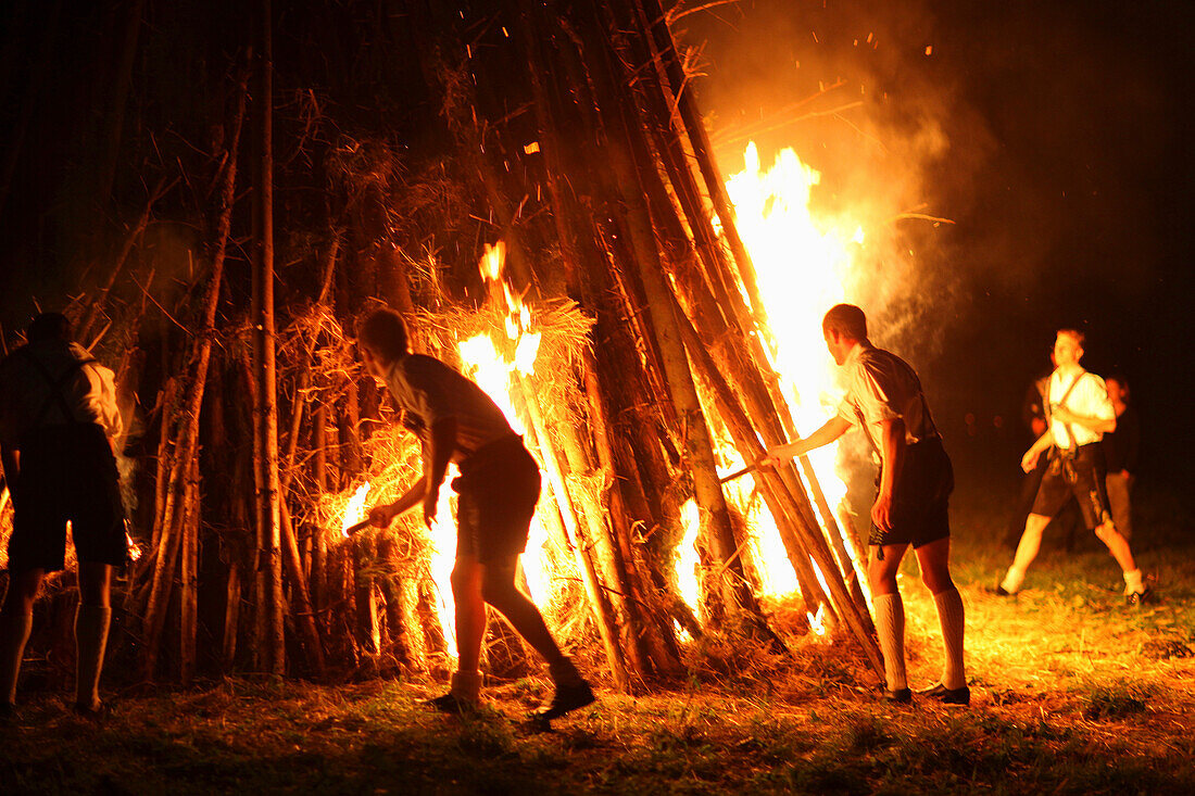 Feuer, Sonnwendfeier, Münsing, Bayern, Deutschland