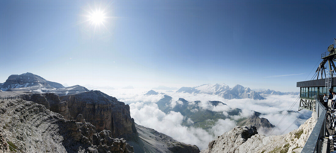 Blick über die Dolomiten, Bergstation Pordoibahn, Trient, Italien