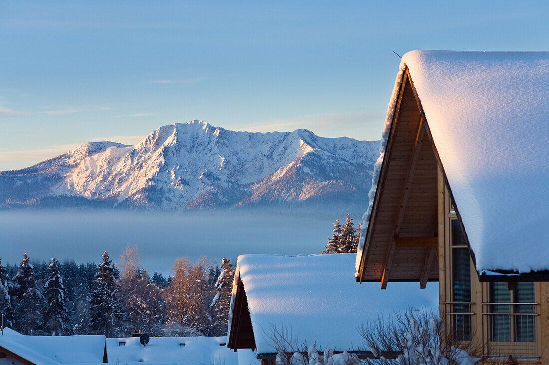 Schneebedeckte Hausgiebel mit Bergen, Penzberg, Herzogstand, Oberbayern, Deutschland, Europa