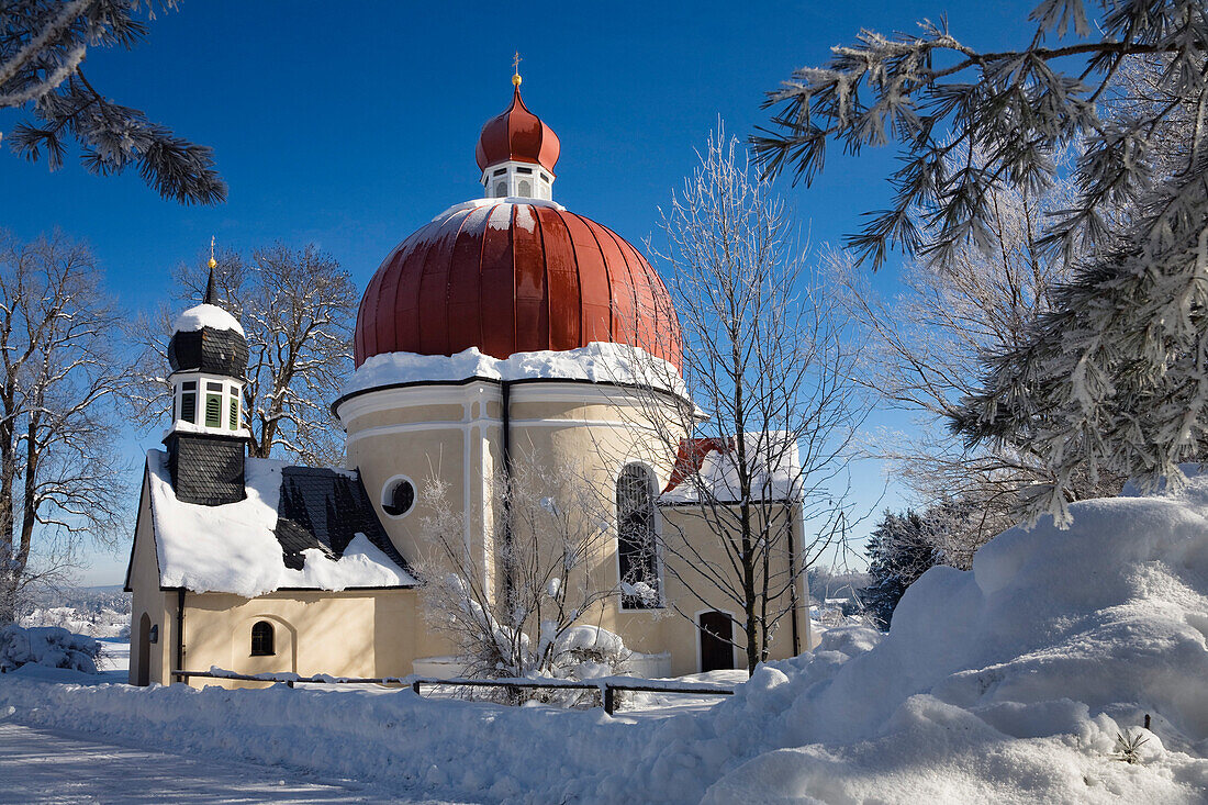 Heuwinkel Kapelle bei Iffeldorf im Winter, Oberbayern, Deutschland, Europa