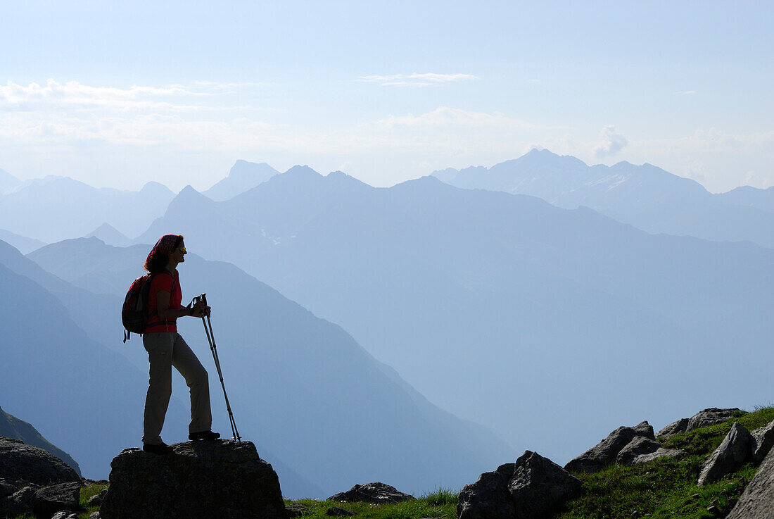 Wanderin genießt Ausblick auf Stubaier Alpen, Trentino-Südtirol, Italien