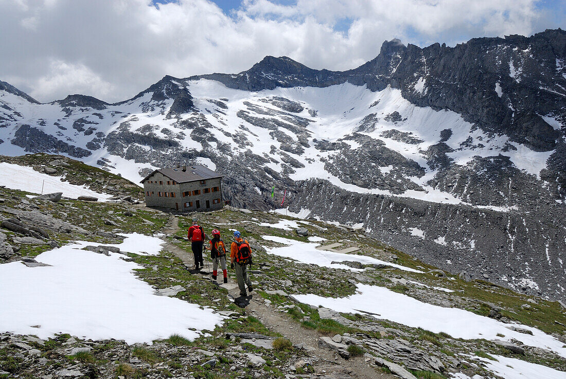 Drei Bergsteiger bei der Hochfeilerhütte, Hochfeiler, Zillertaler Alpen, Südtirol, Italien