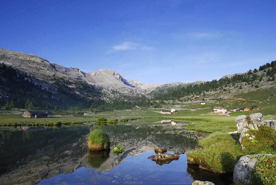 Berge spiegeln sich im Grünsee, Fanesalm, Naturpark Fanes-Senes-Prags, Dolomiten, Trentino-Südtirol, Italien