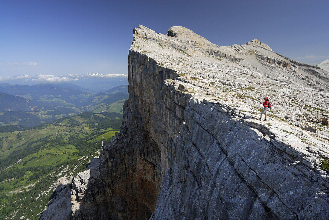 Frau steht an Felsabbruch, Gadertal, Zehner, Naturpark Fanes-Senes-Prags, Dolomiten, Trentino-Südtirol, Italien