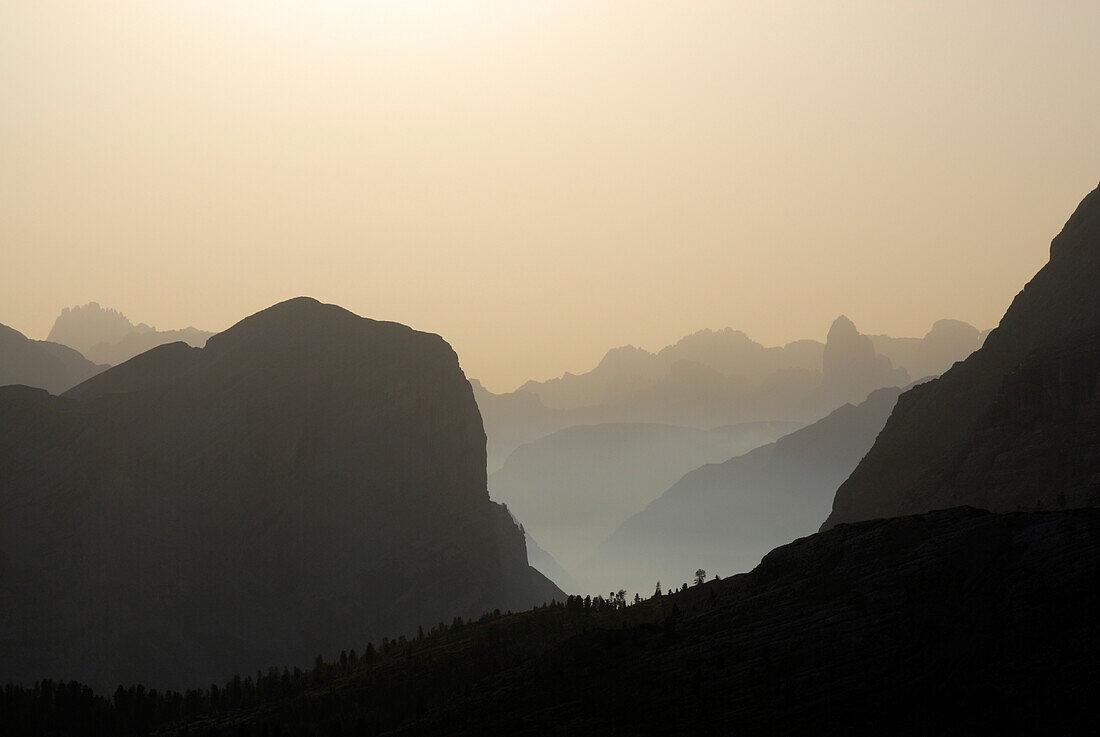 Silhouette der Sextener Dolomiten, Naturpark Fanes-Senes-Prags, Dolomiten, Trentino-Südtirol, Italien