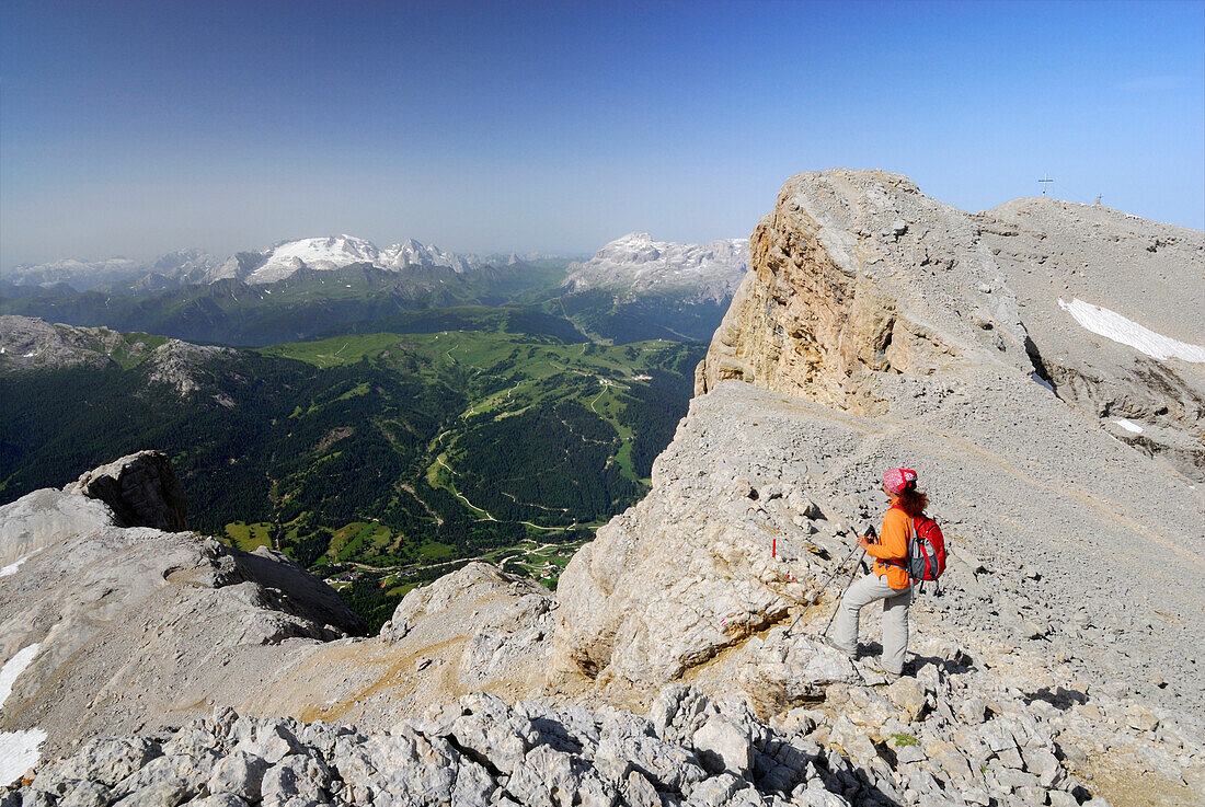 Frau genießt Ausblick vom Lavarella auf Marmolata und Piz Boe, Naturpark Fanes-Senes-Prags, Dolomiten, Trentino-Südtirol, Italien