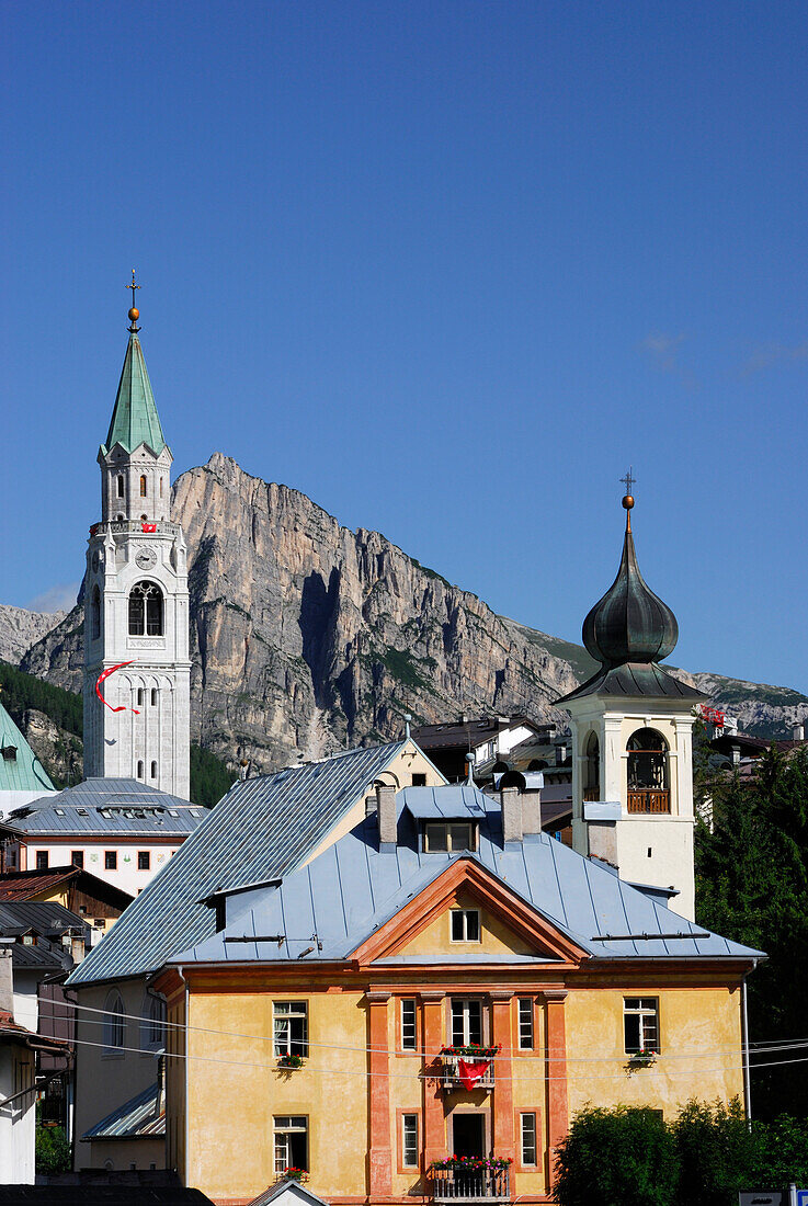 Kirchen und Glockenturm, Cortina d' Ampezzo, Col Rosa im Hintergrund, Dolomiten, Venetien, Italien